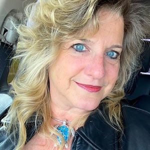 Meet your Posher, Lora